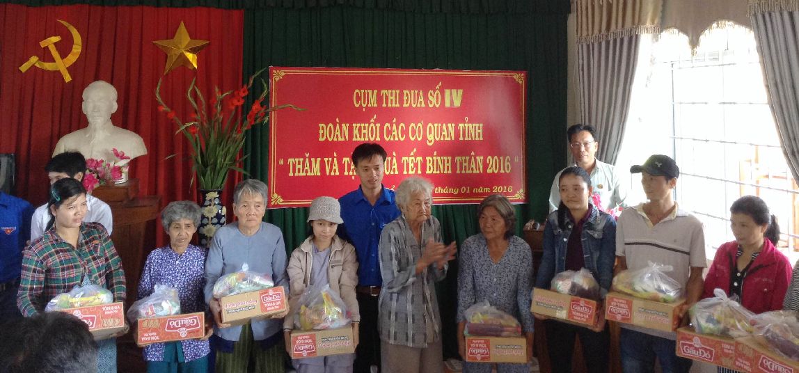 Thăm hỏi và tặng quà các gia đình có hoàn cảnh khó khăn xã Trà Cổ