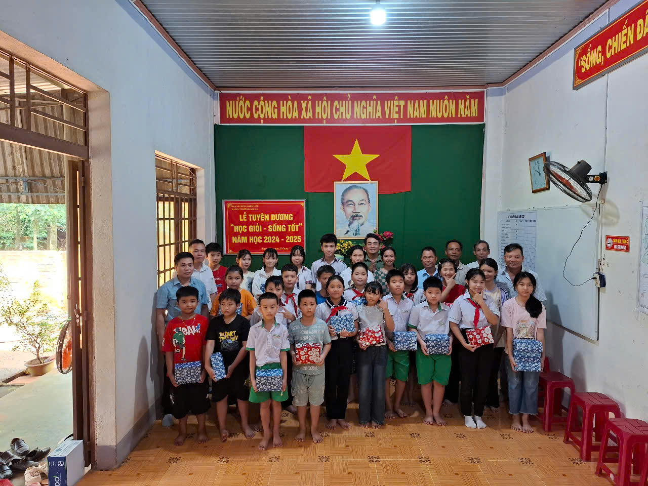Tổ chức lễ tuyên dương và tặng quà cho con em hộ dân nhận khoán trong lâm phận, có thành tích học tập tốt năm học 2024 - 2025