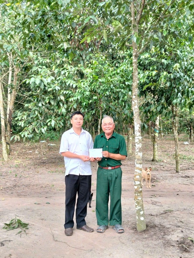 Ban Quản lý rừng phòng hộ Xuân Lộc thăm hỏi, tặng quà các gia đình thương binh liệt sĩ trong lâm phận.