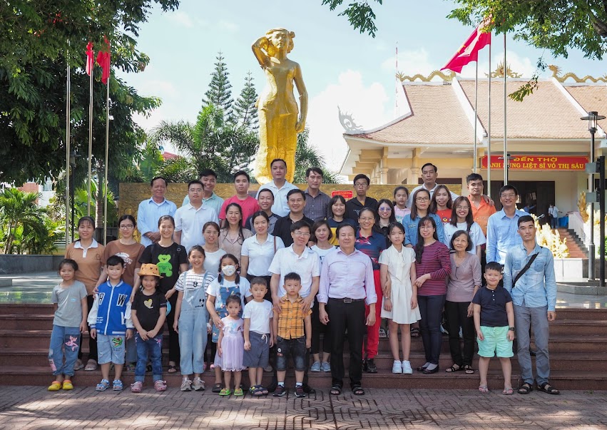 Chi bộ 11- Trung tâm Công nghệ thông tin tổ chức sinh hoạt chuyên đề Quý III-2022 tìm hiểu về gương anh hùng liệt sĩ Võ Thị Sáu tại Nhà Tưởng niệm và tượng đài huyện Đất Đỏ.